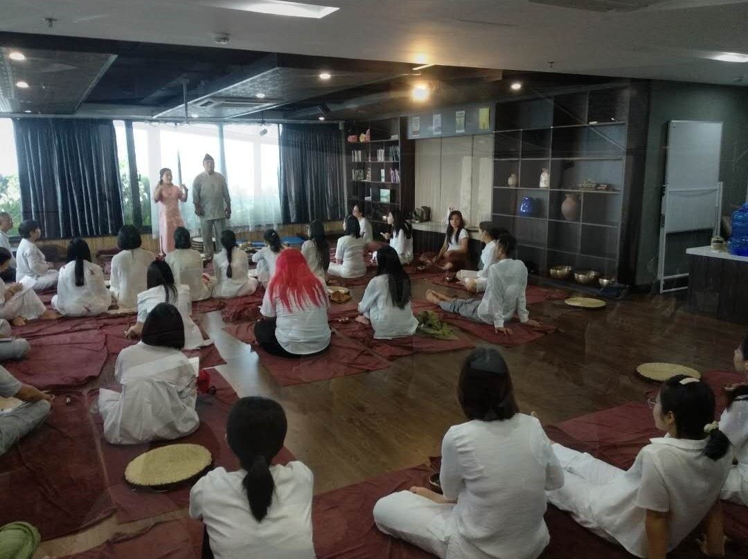 Singing bowl class and sound meditation in Vietnam